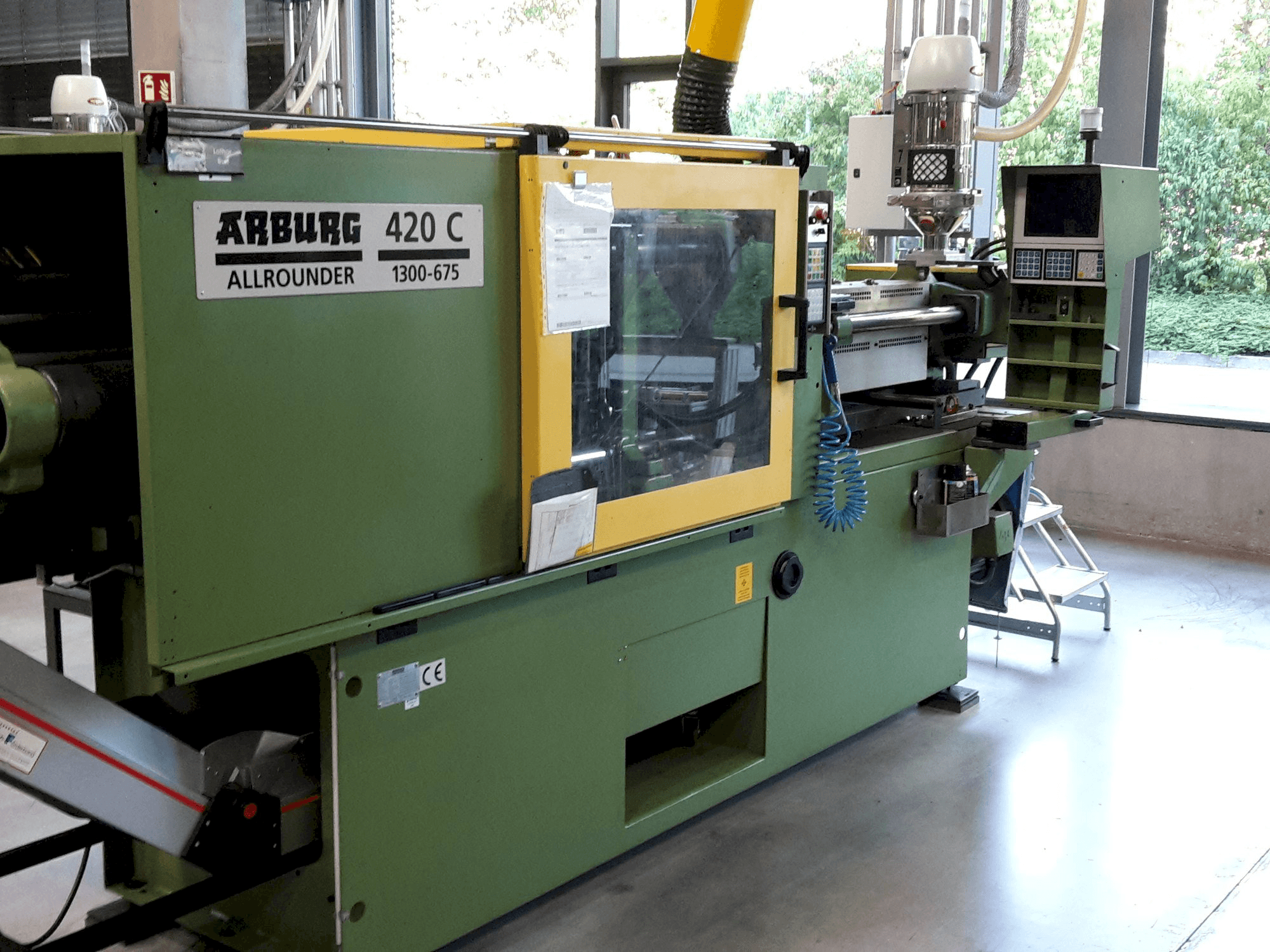 Arburg Allrounder 420 C 1300 - 675-maskinen framifrån