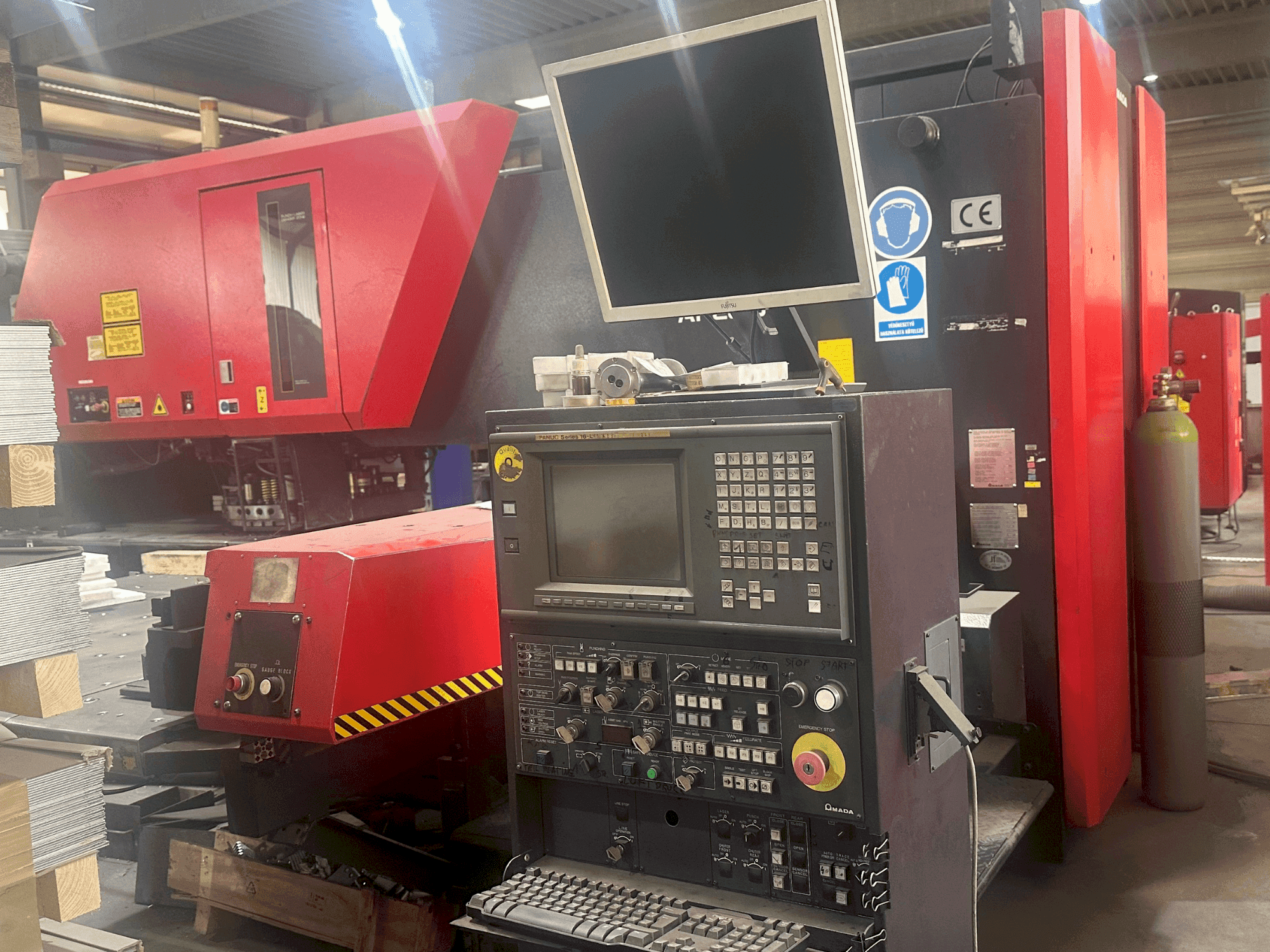 AMADA Apelio III 2610V-maskinen framifrån