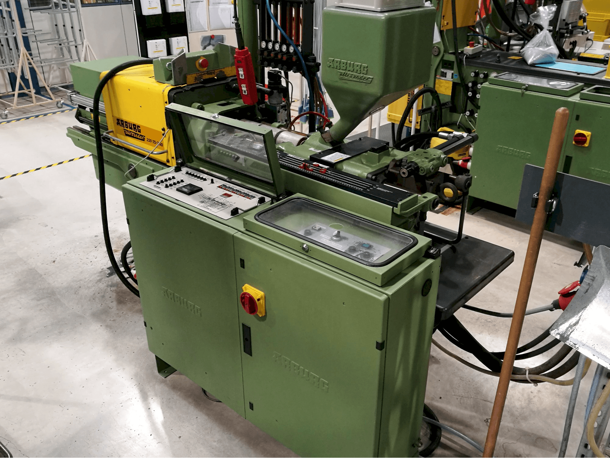 Arburg-maskinen sedd från högerAllrounder 221-75-350