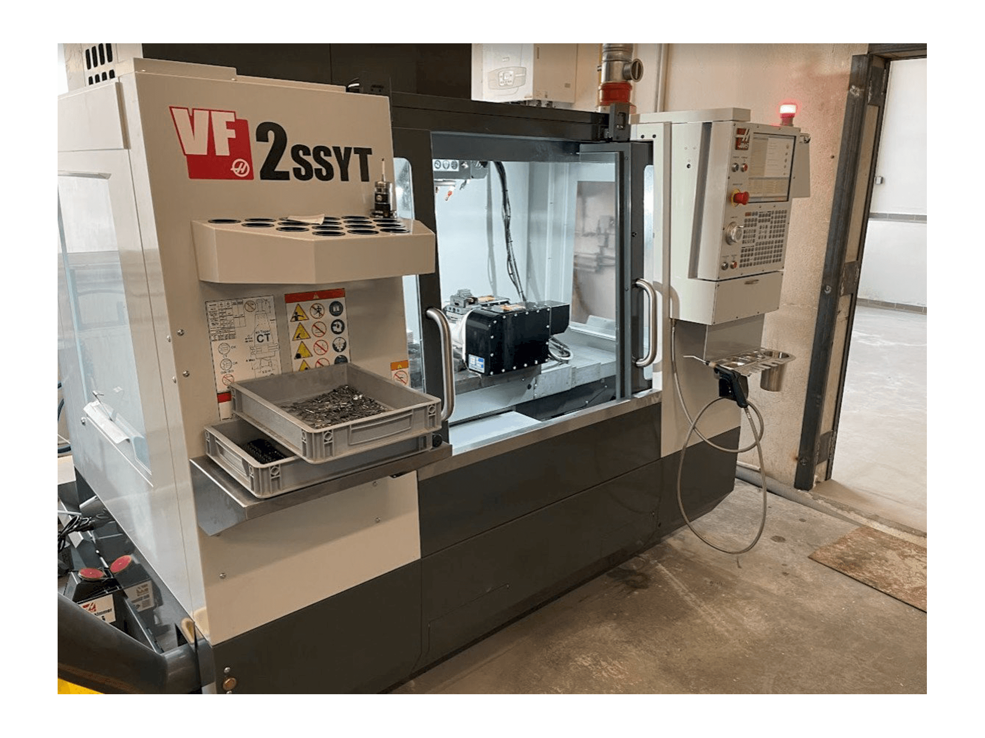 HAAS VF-2SSYT-maskinen framifrån
